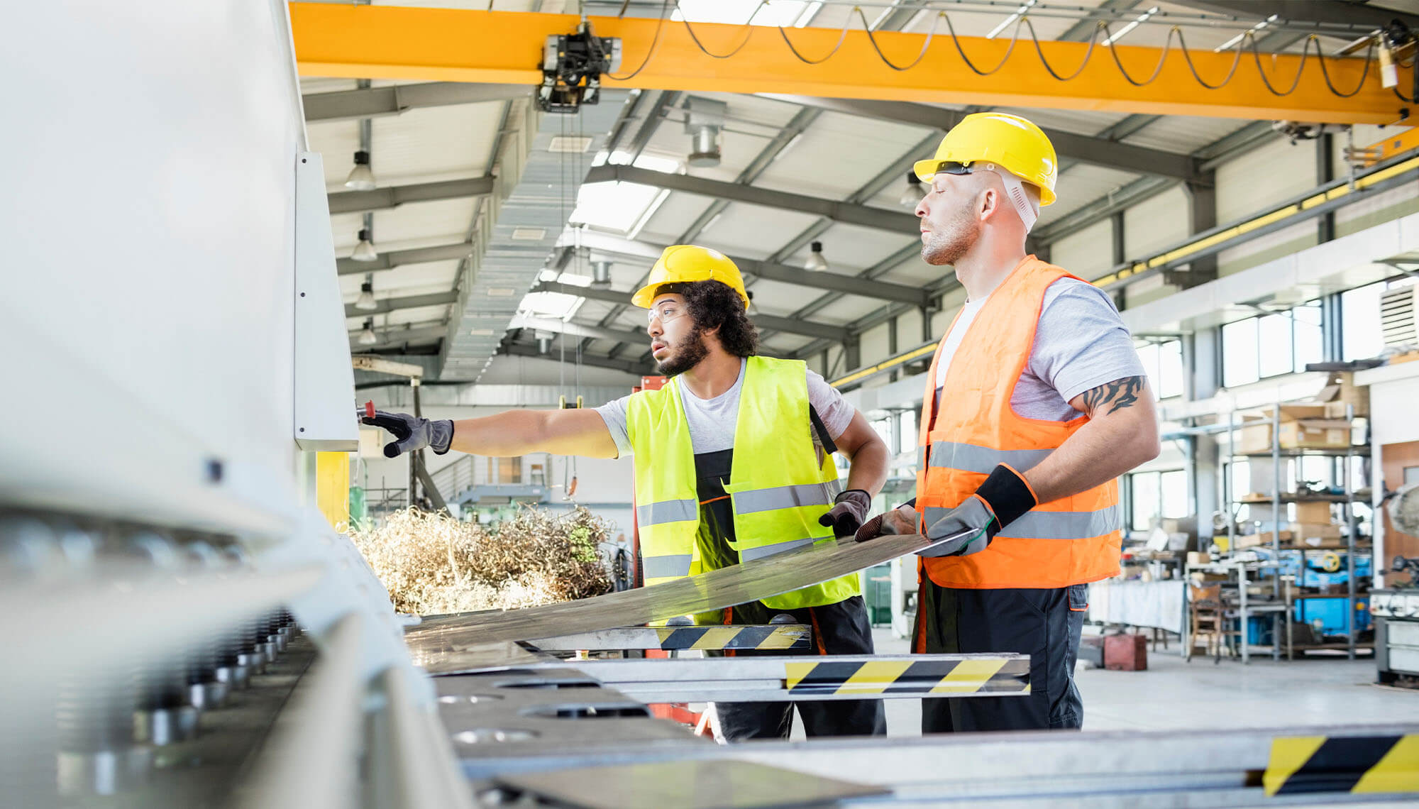 Två personer som arbetar i en fabrik.