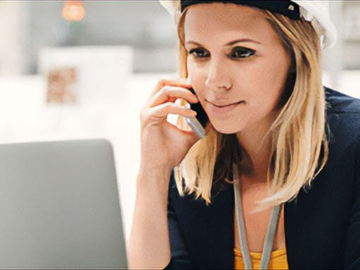 En kvinna som pratar i telefon