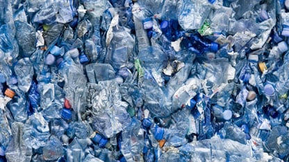 En hög med blått plastskräp.